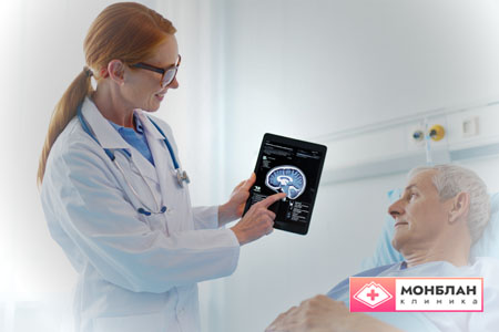 Врач показывает пациенту результаты исследования мозга